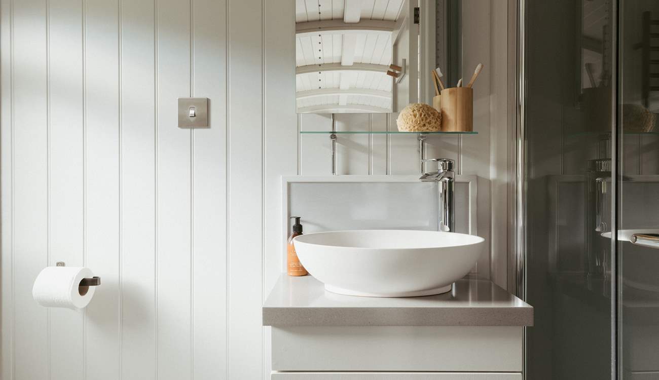 The elegant bathroom resides at the end of the hut.