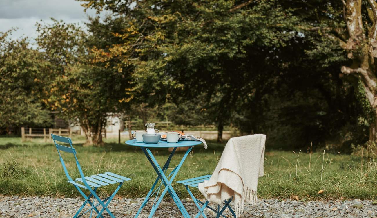 Take in your surroundings with some alfresco dining. 