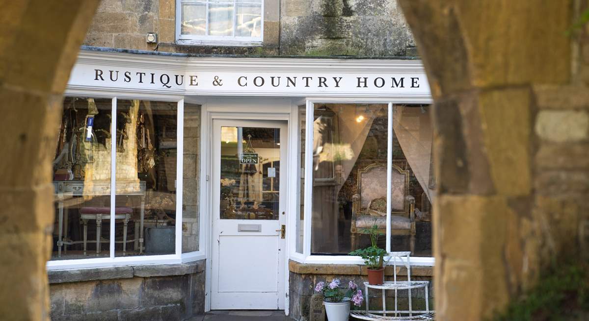 The bustling marketing town of Stow-on-the Wold is surrounded by beautiful town houses, independent shops, antiques centres, cosy cafes and inns all built in the mellow local stone.