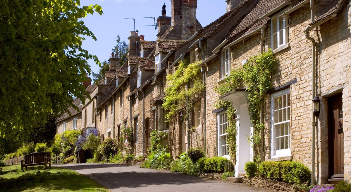 Burford is one of the most picturesque towns in the Cotswolds, with its medieval bridge, stone houses and ancient church. 