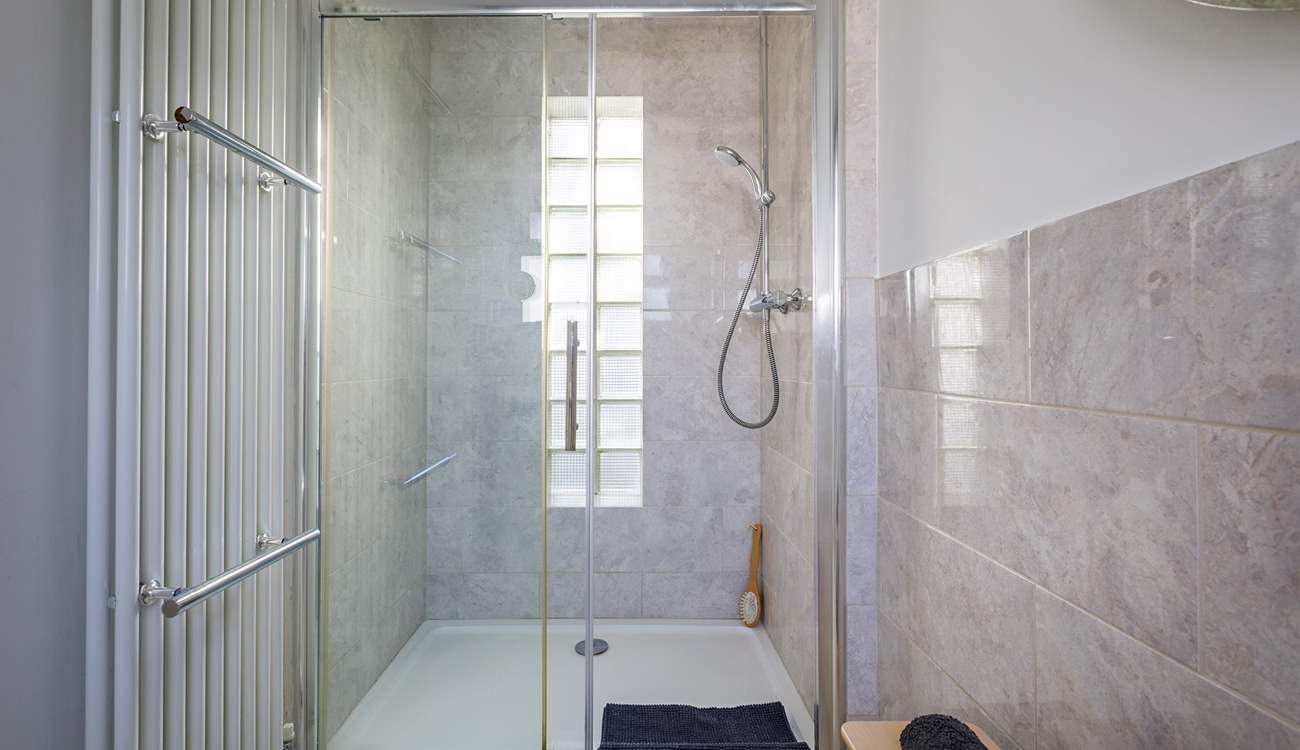 Plenty of space for a refreshing shower here. 