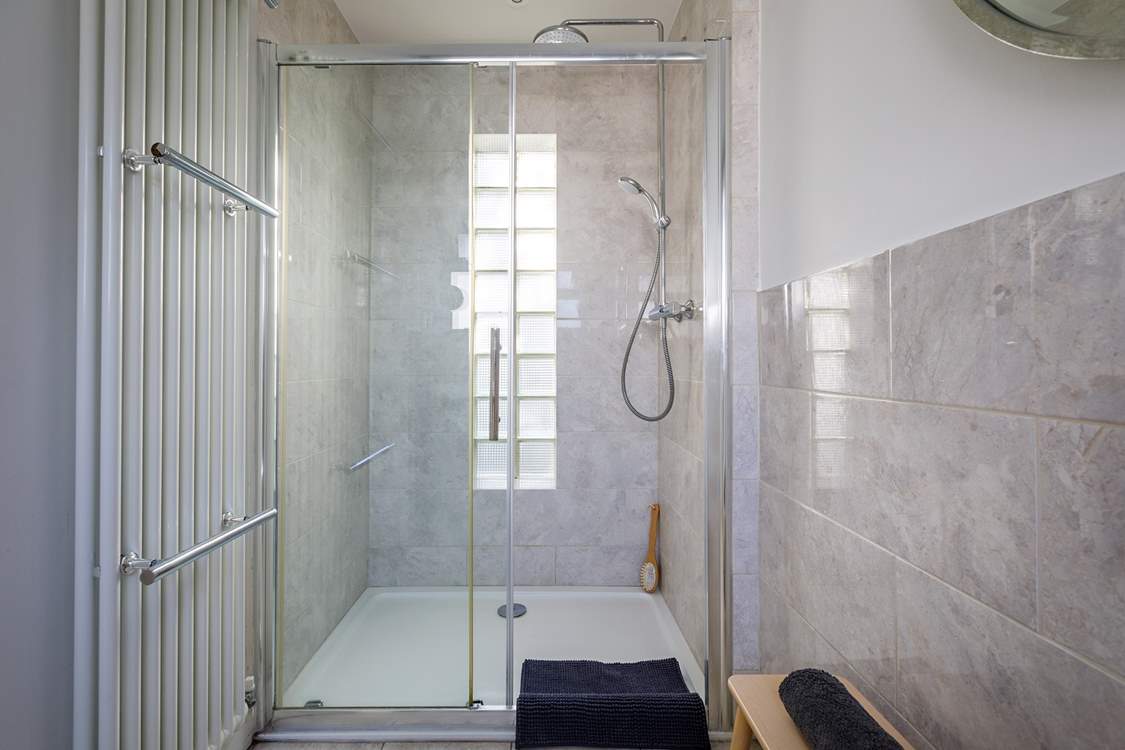 Plenty of space for a refreshing shower here.