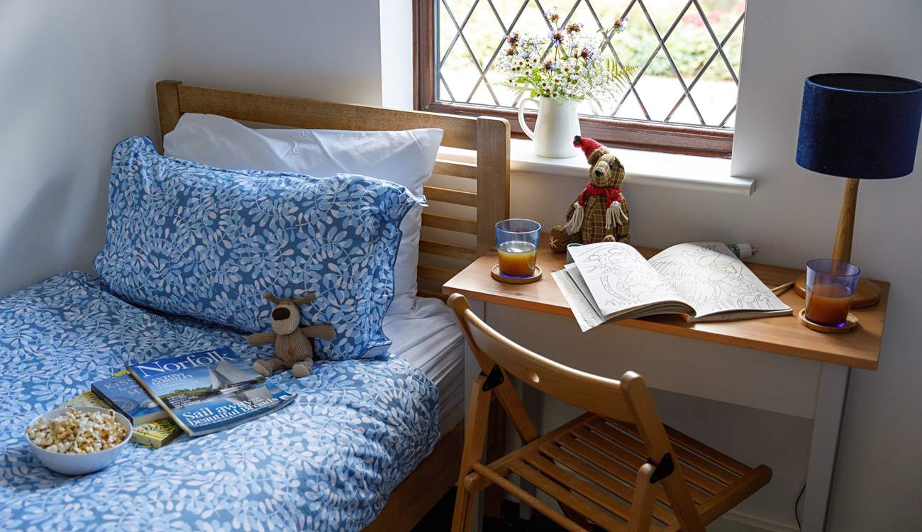 And there's a cute desk.