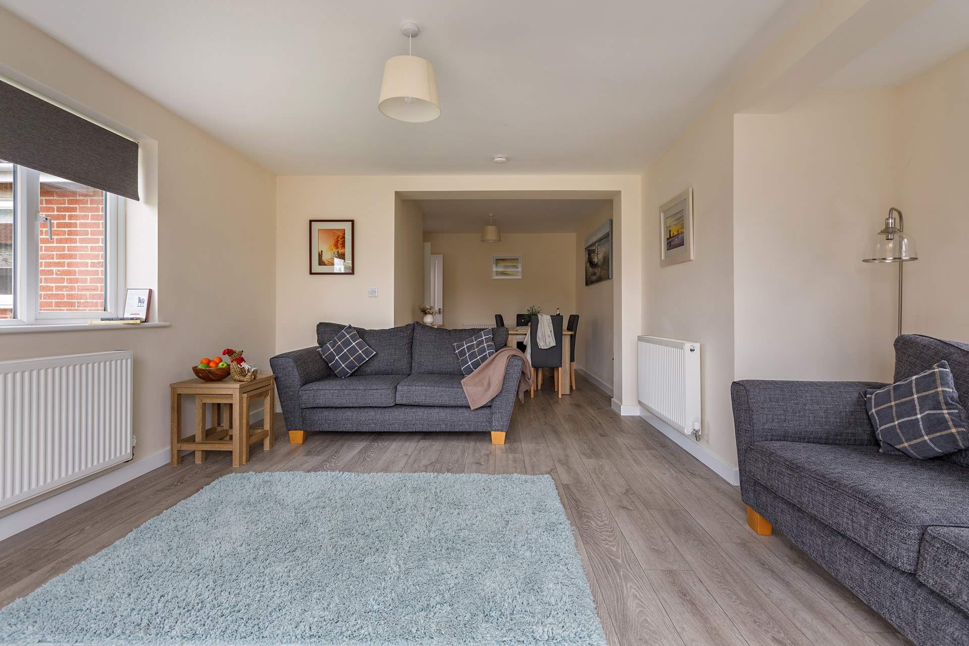 The spacious sitting-room with dining-area. 