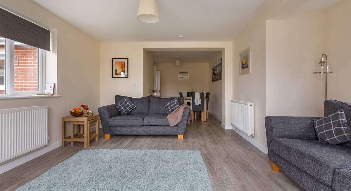 The spacious sitting-room with dining-area. 