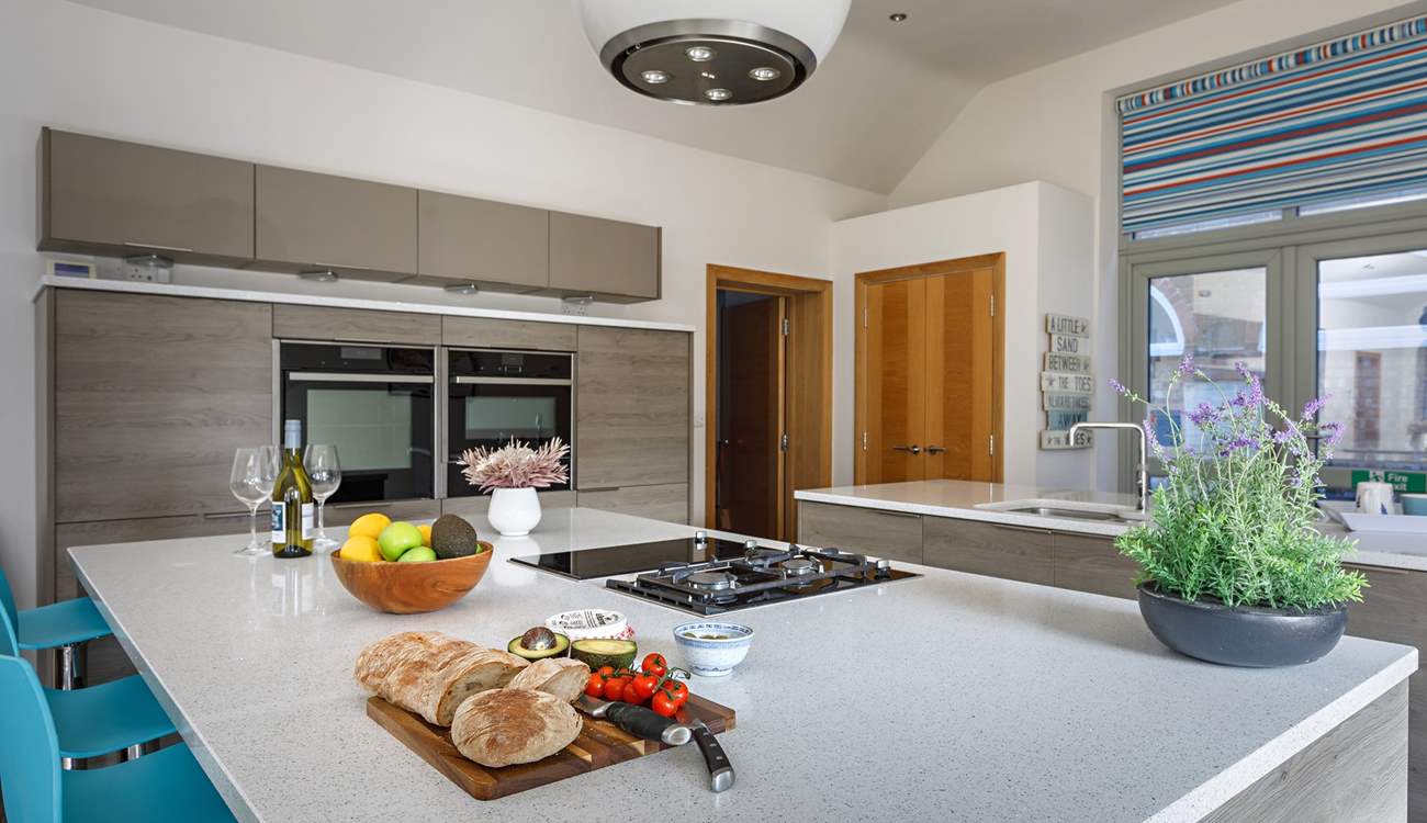 The kitchen-area has a handy island/breakfast-bar, perfect for chatting with the chef. 