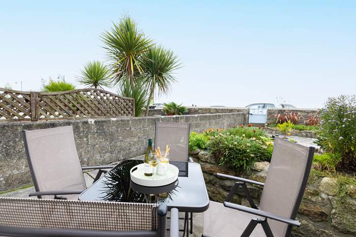 Seagull Cottage is a 2 bedroom holiday cottage with sea views in Penzance, West Cornwall.