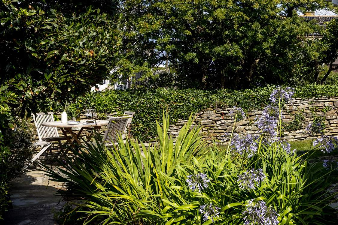 The garden and terrace of this seaside home will not disappoint.