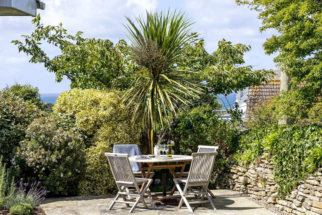 The terrace offers the perfect place to admire the beauty of Port Isaac in the distance.