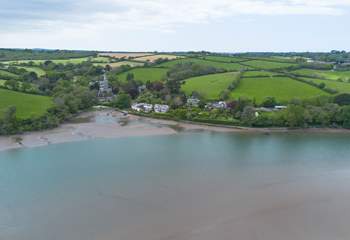 Set on the banks of the creek, what an idyllic spot. 