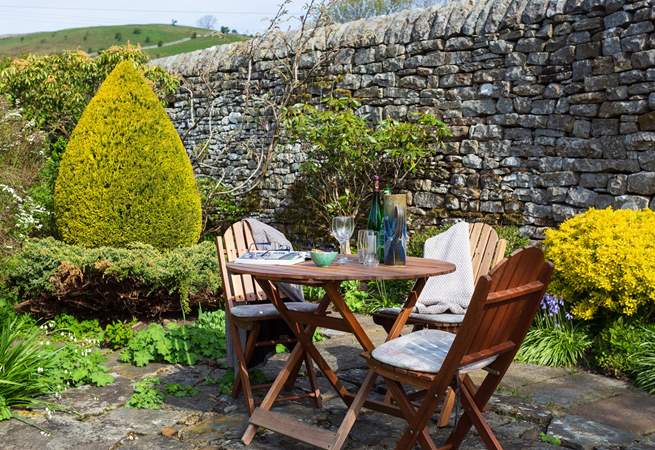 Back outside who could resist sitting here and whiling away a few hours.