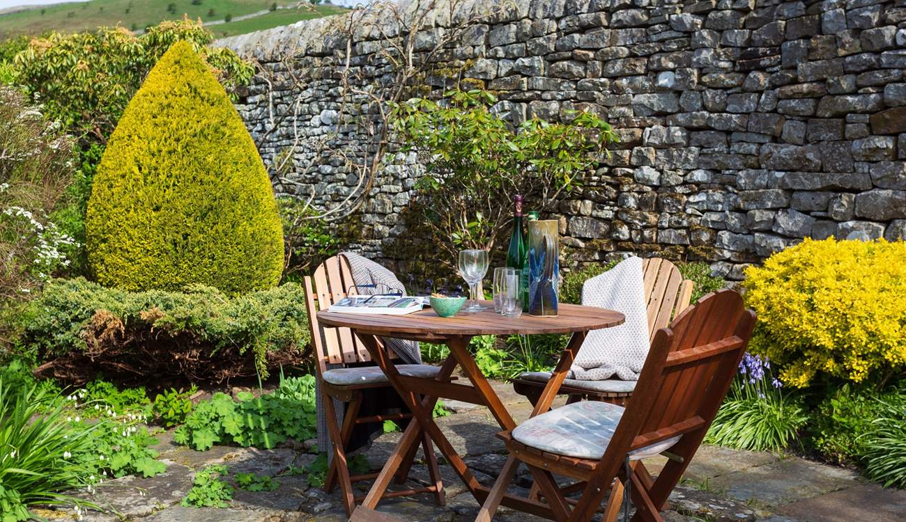 Back outside who could resist sitting here and whiling away a few hours.