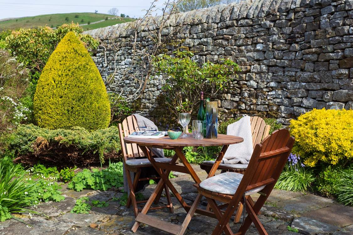 Back outside who could resist sitting here and whiling away a few hours.