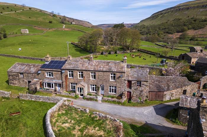 Low Rigg is a 3 bedroom, dog friendly self catering cottage in Muker.