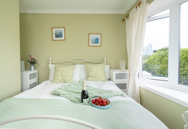 Soothing hues in the spacious king room on the ground floor. Enjoy leisurely holiday mornings watching television in bed. 