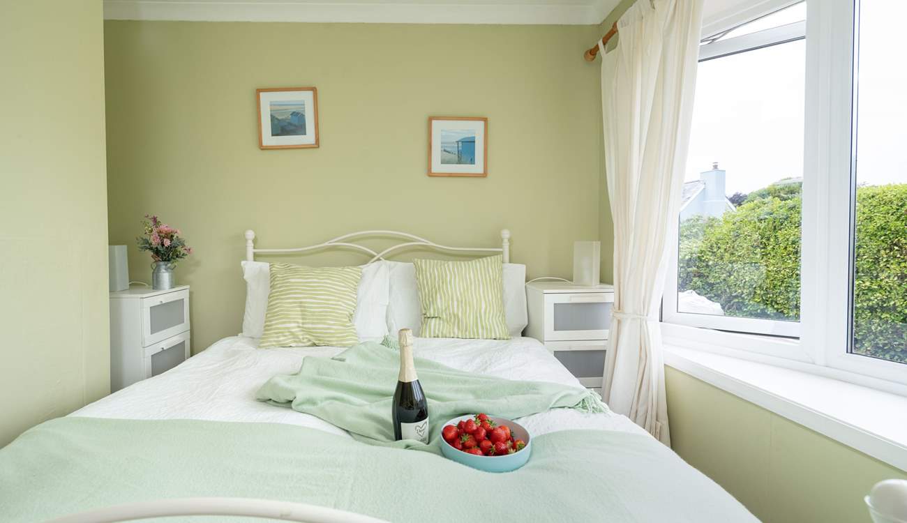 Soothing hues in the spacious king room on the ground floor. Enjoy slow holiday mornings watching television in bed. 