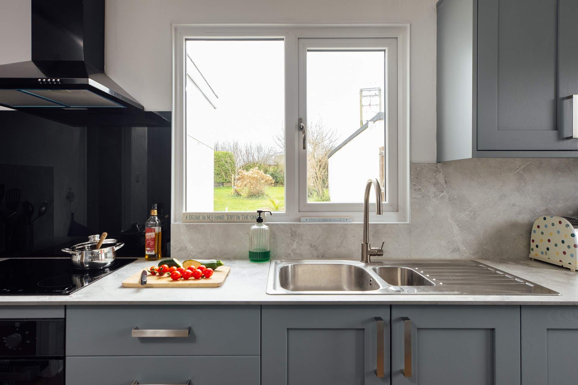A kitchen which is light and airy, fresh and new, with a view of the pretty garden. 