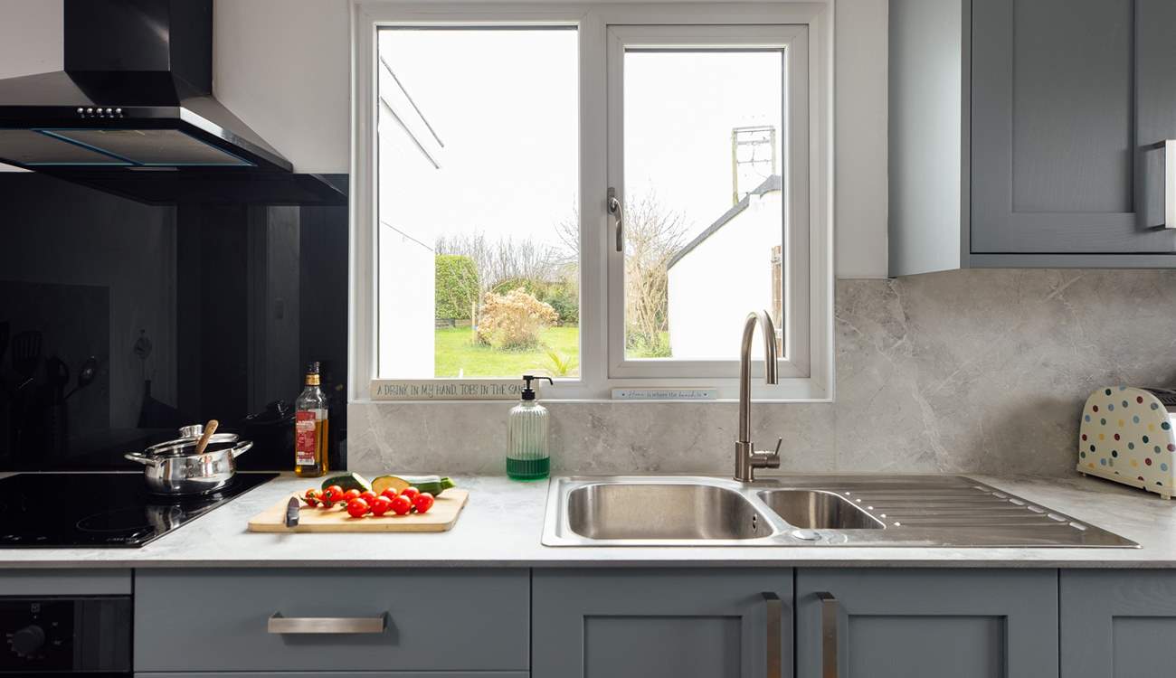 A kitchen which is light and airy, fresh and new, with a view of the pretty garden. 