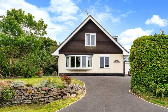 To The Beach is a 3 bedroom, dog friendly holiday cottage near the beach near Pembroke.