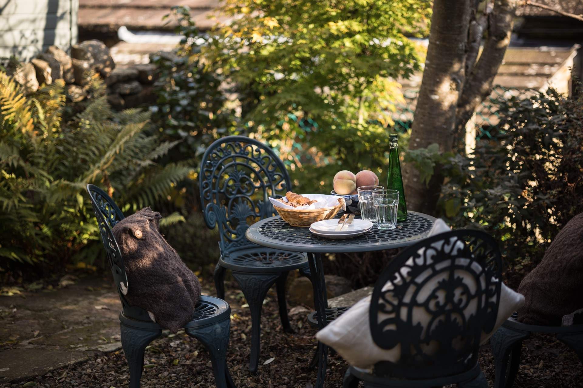 Take advantage of the good weather in this lovely courtyard garden.