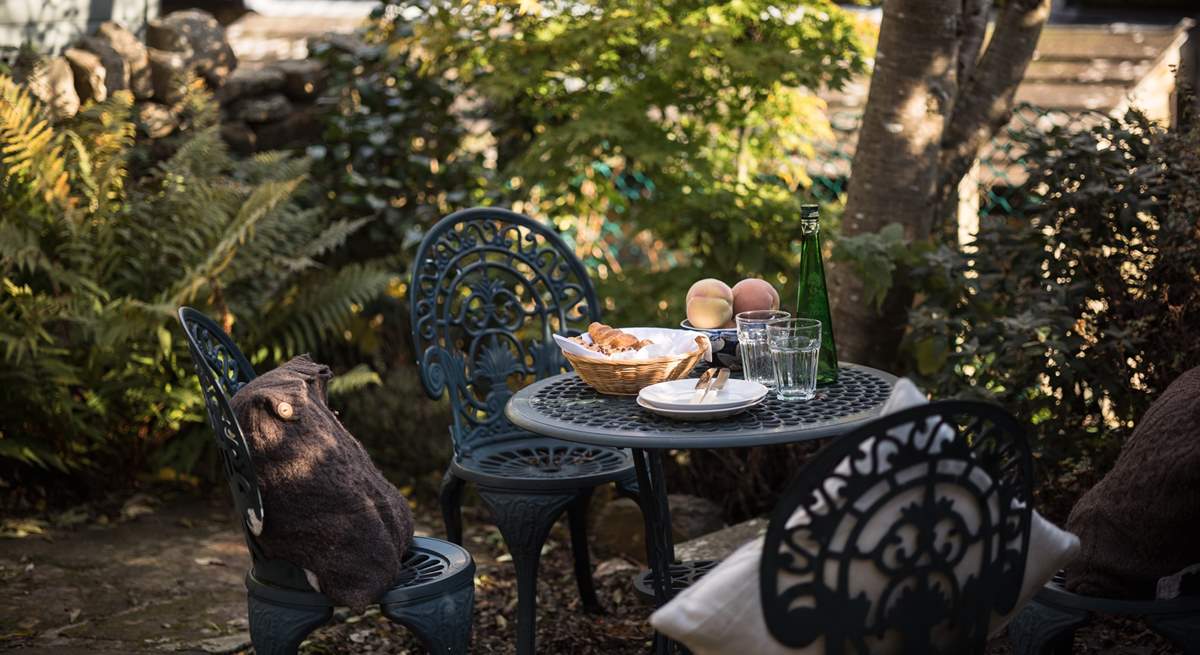 Take advantage of the good weather in this lovely courtyard garden.