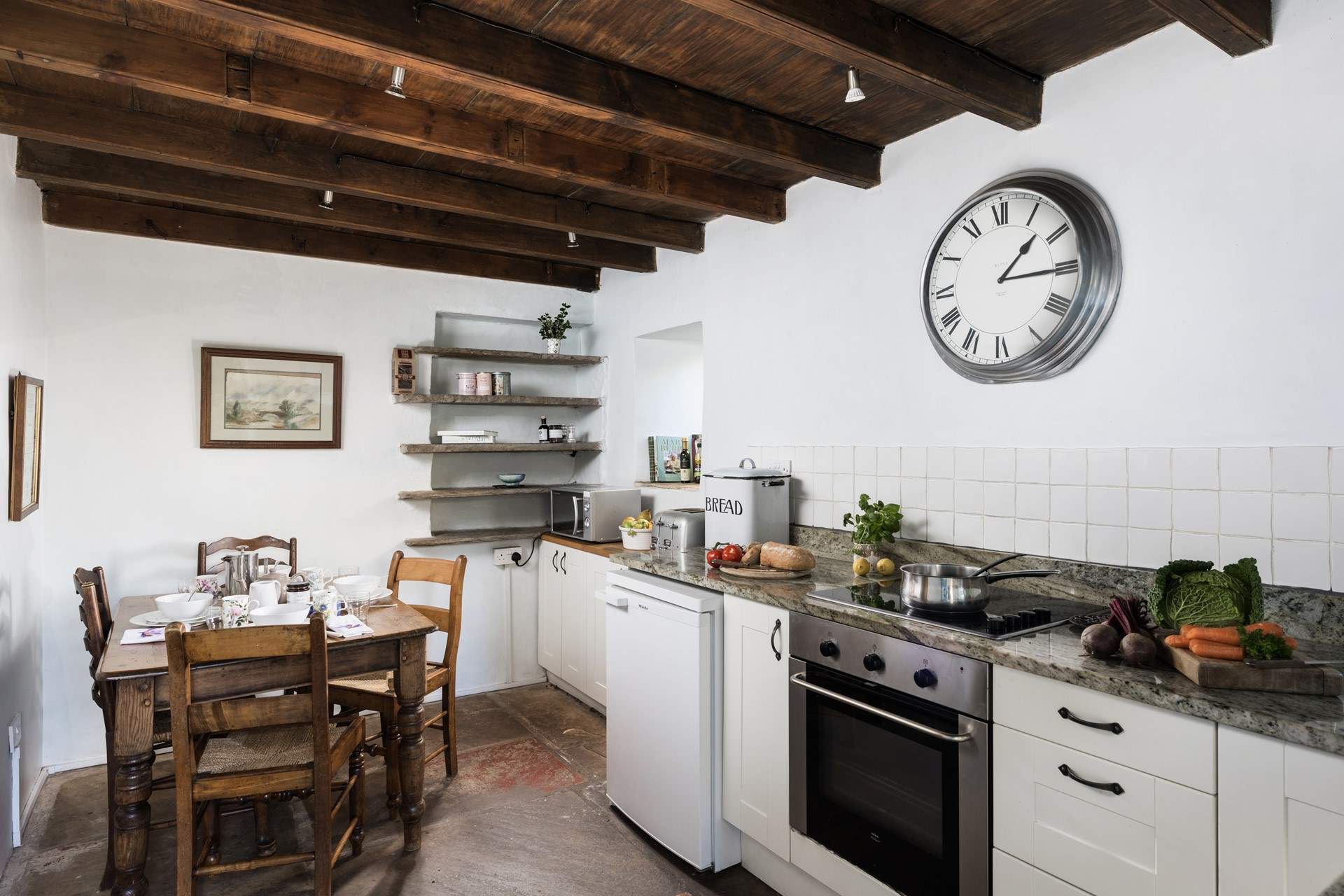 The granite worktops add style to this room.