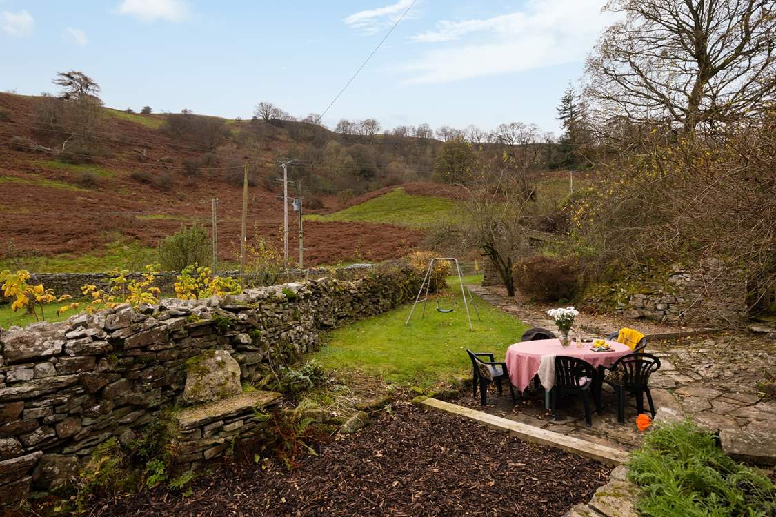 Go on, dress up the table for some outside dining.