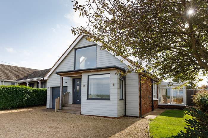 Seascape is a 4 bedroom self catering cottage with sea views in Hunstanton.