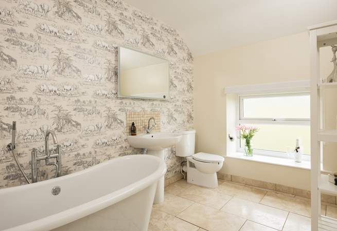 Amazing wallpaper in the family bathroom.