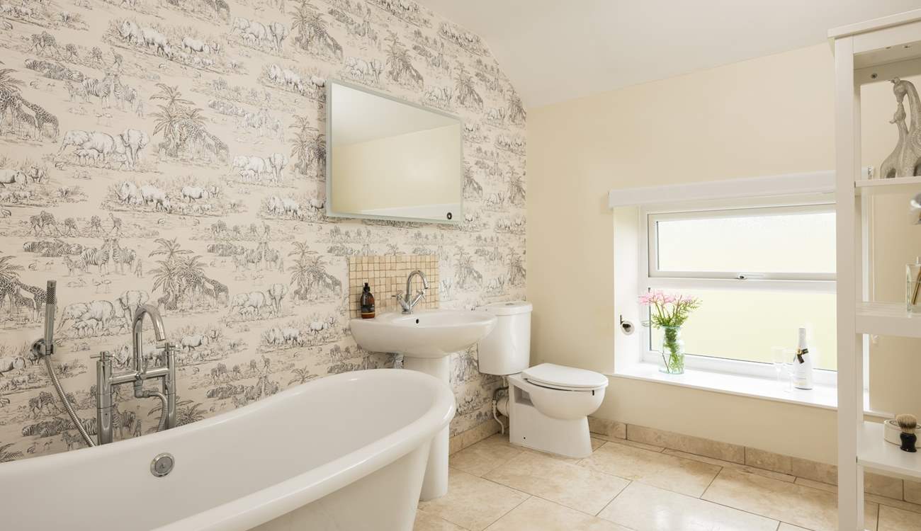 Amazing wallpaper in the family bathroom.