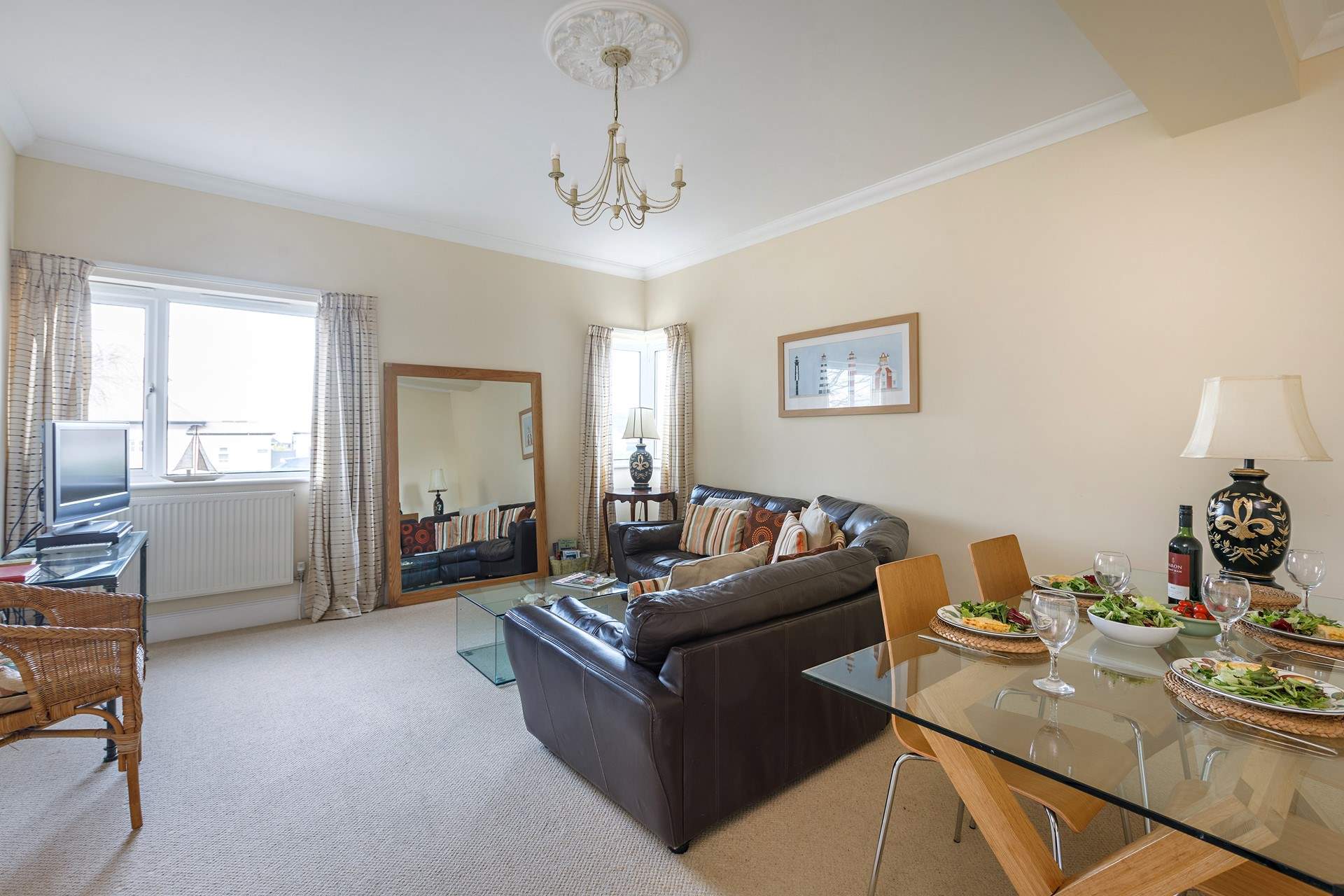 Gather everyone together in the spacious sitting/dining-room.