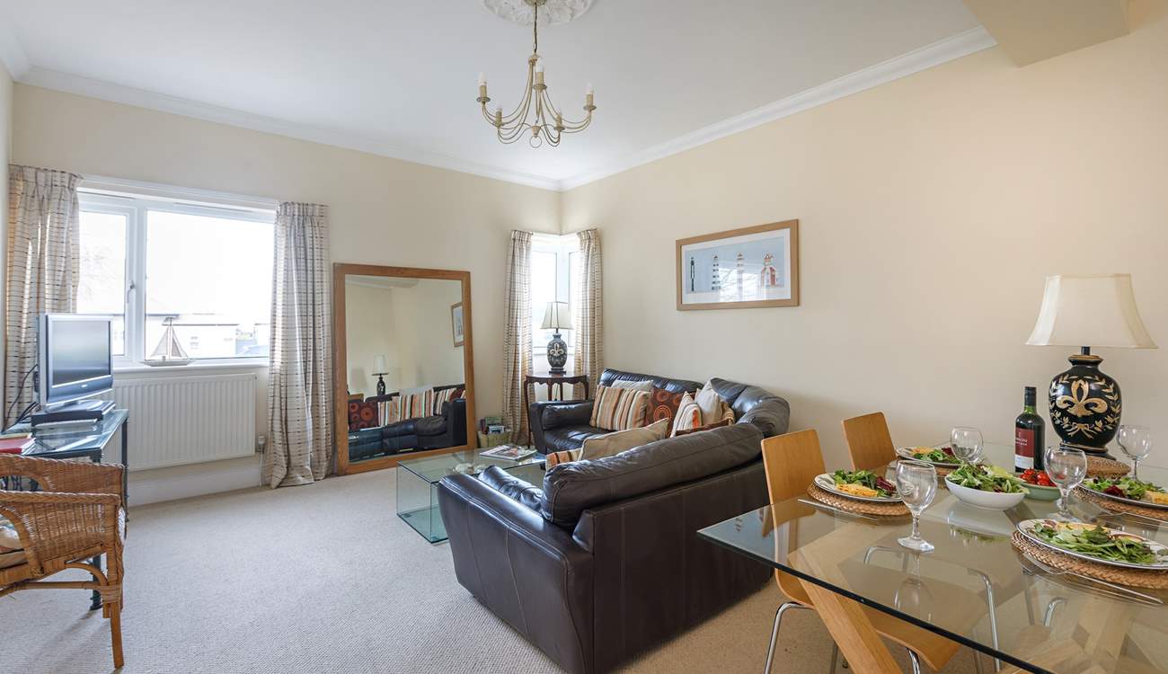 Gather everyone together in the spacious sitting/dining-room.