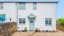 4 Pickwick Cottage is a pretty end terrace cottage.
