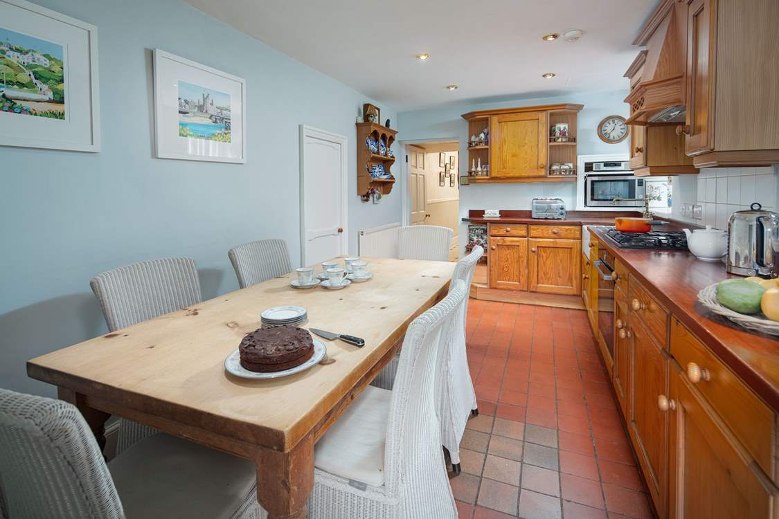 All the chef needs for some delicious holiday cooking, or stroll to the nearby restaurants and pubs.