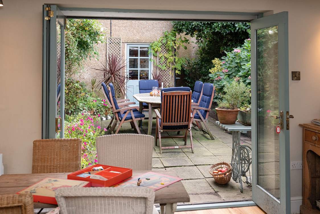 Breakfast al fresco before a day on the beach.