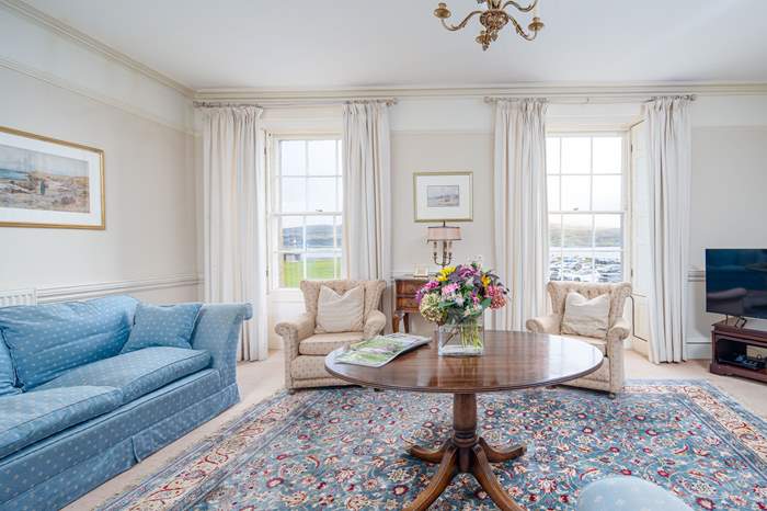 5 Green Edge is a 4 bedroom, dog friendly town house with sea views in Beaumaris.