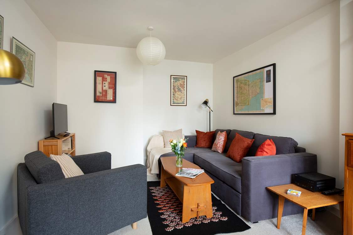 After dinner, relax on the sofa with a book in hand or watch your favourite movie on the Smart TV.
