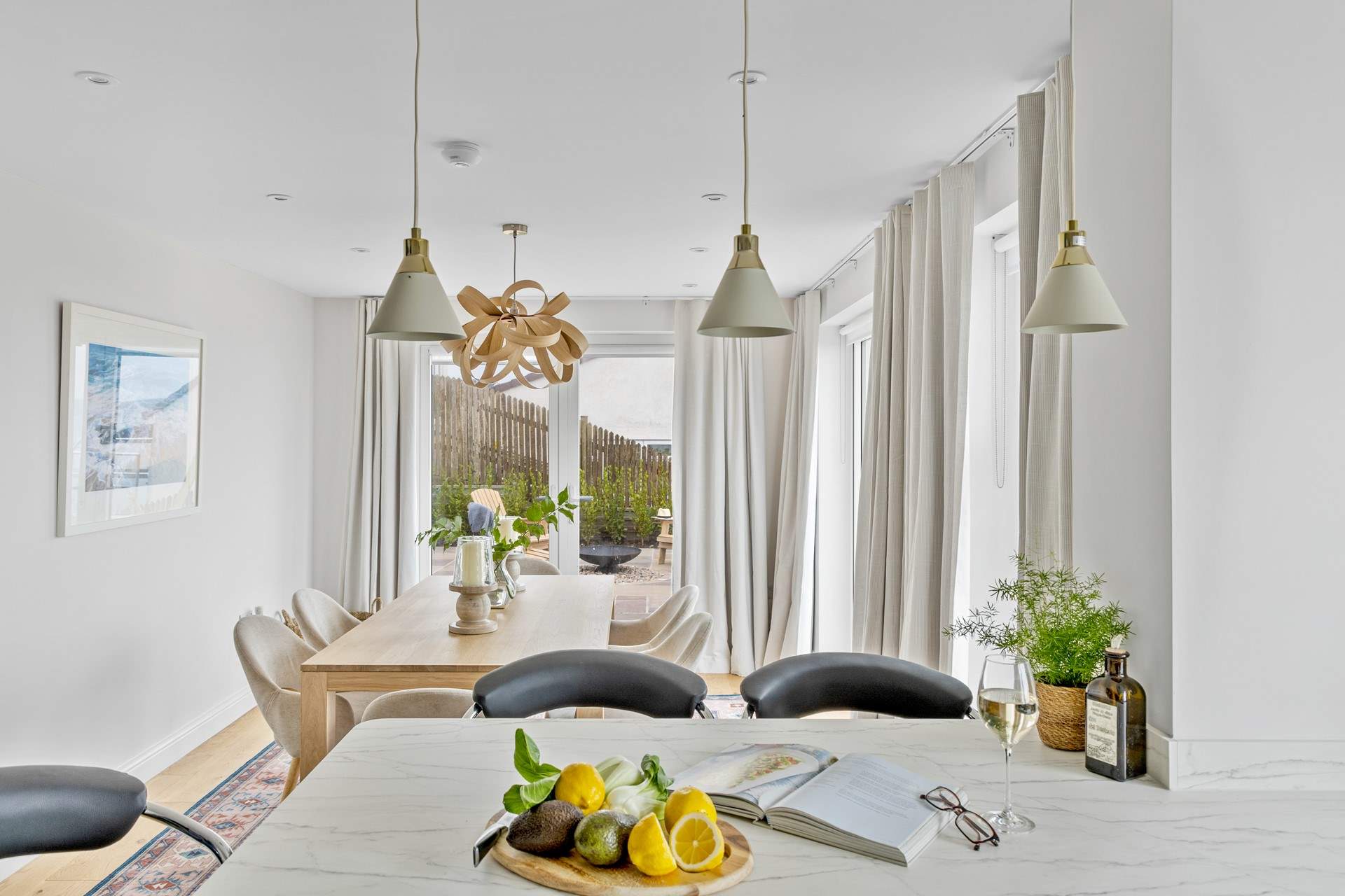 For your morning cuppa or a quick lunch, take a pew at the breakfast-bar.