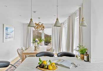 For your morning cuppa or a quick lunch, take a pew at the breakfast-bar.