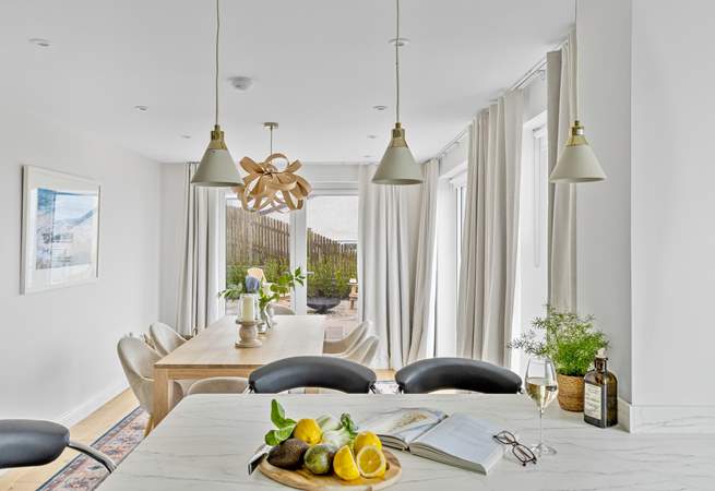 For your morning cuppa or a quick lunch, take a pew at the breakfast-bar.
