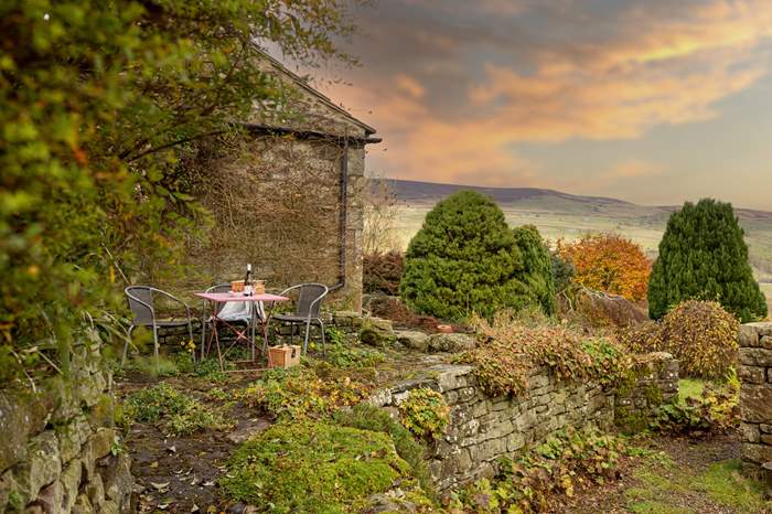 The Old Stable is a A cosy 2 bedroom, dog friendly self catering cottage near Hawes.