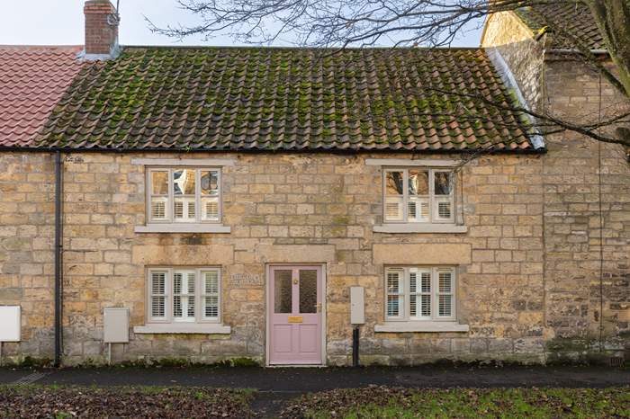 The Old Farmhouse is a 3 bedroom, dog friendly self catering cottage in Pickering.