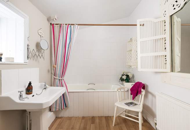 A pretty country bathroom.