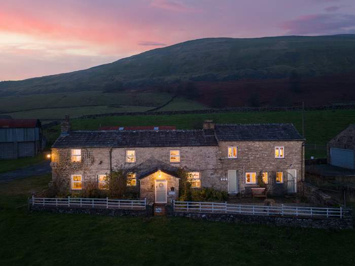 Low Shaw Farmhouse, Sleeps 8 in Hawes