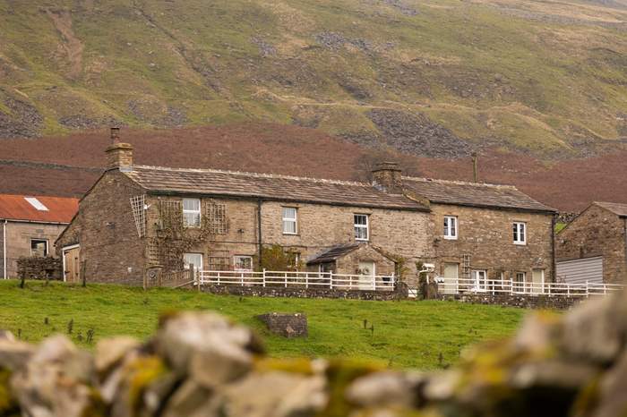 Low Shaw Farmhouse is a 4 bedroom, dog friendly self catering cottage in Hawes.