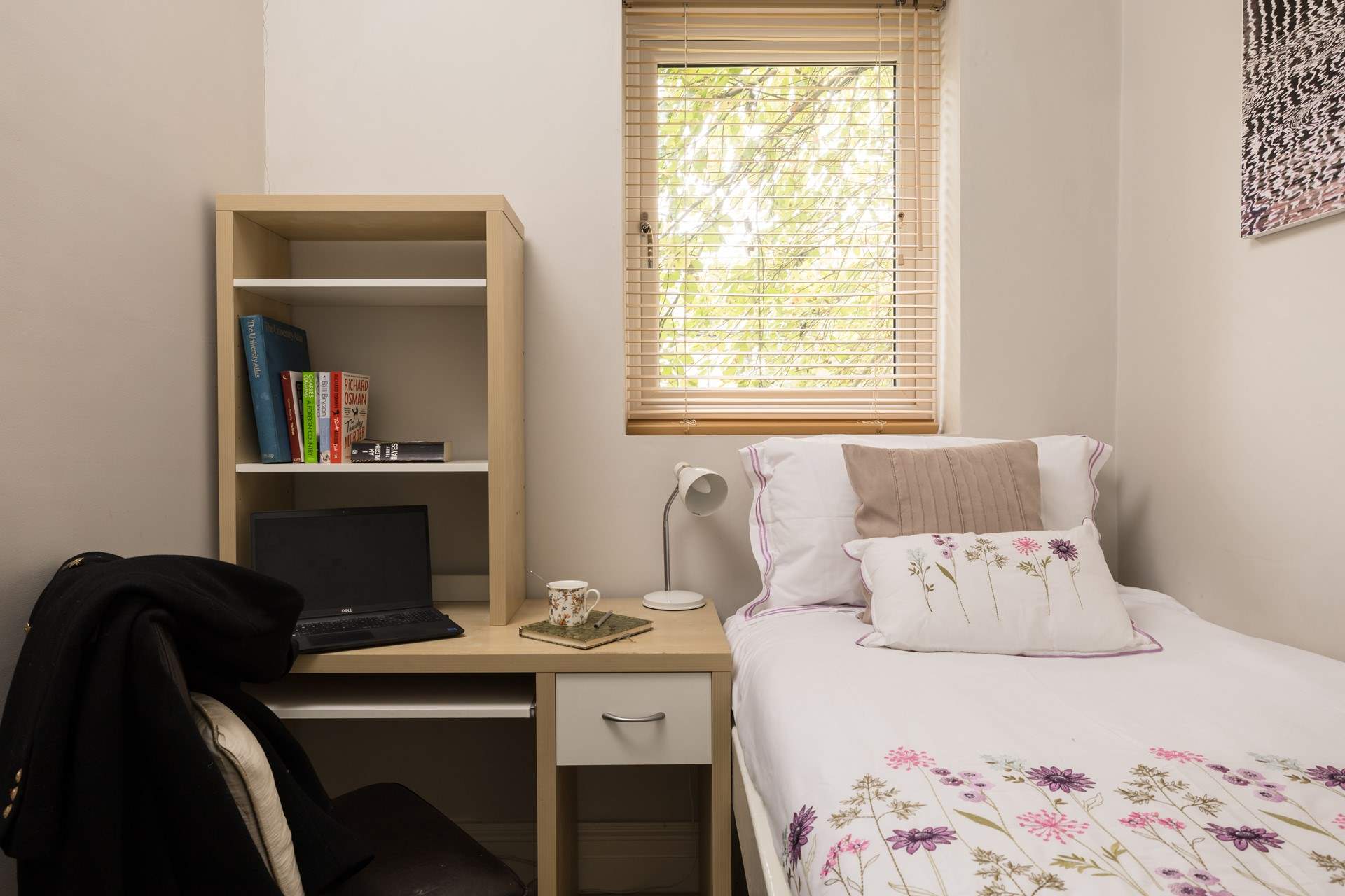 The single bedroom is a cosy place for a good night's sleep or to do a spot of work at the useful desk area. 