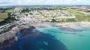 The quaint village of Portscatho is a short drive away.