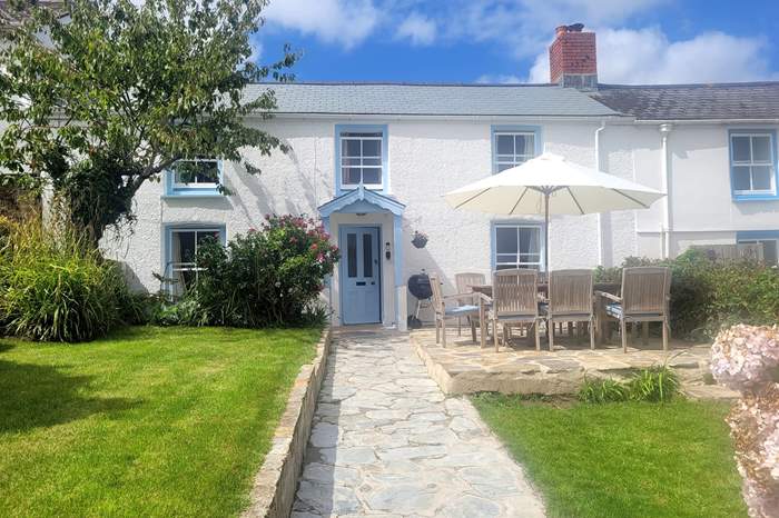 Rosslyn is a 4 bedroom holiday cottage with sea views in St Mawes, South Cornwall.