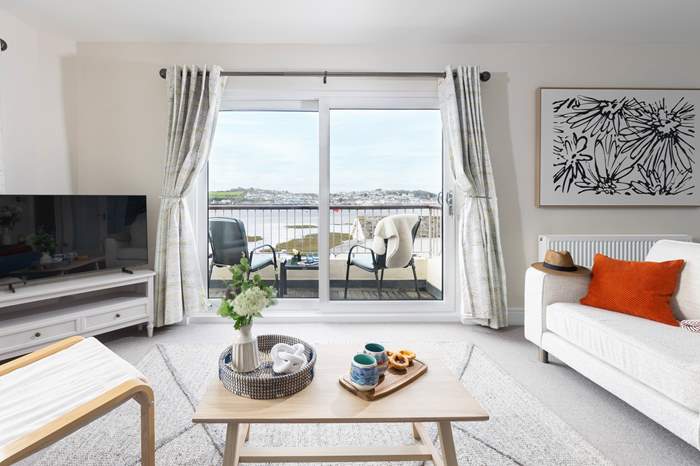 The Lobster Pot is a 2 bedroom holiday apartment with sea views in Instow, North Devon.
