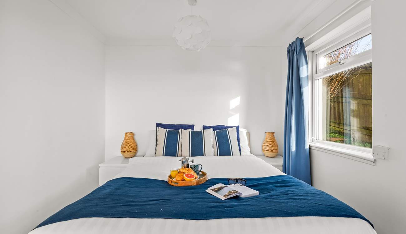 A snuggly double bed awaits in the annexe bedroom.